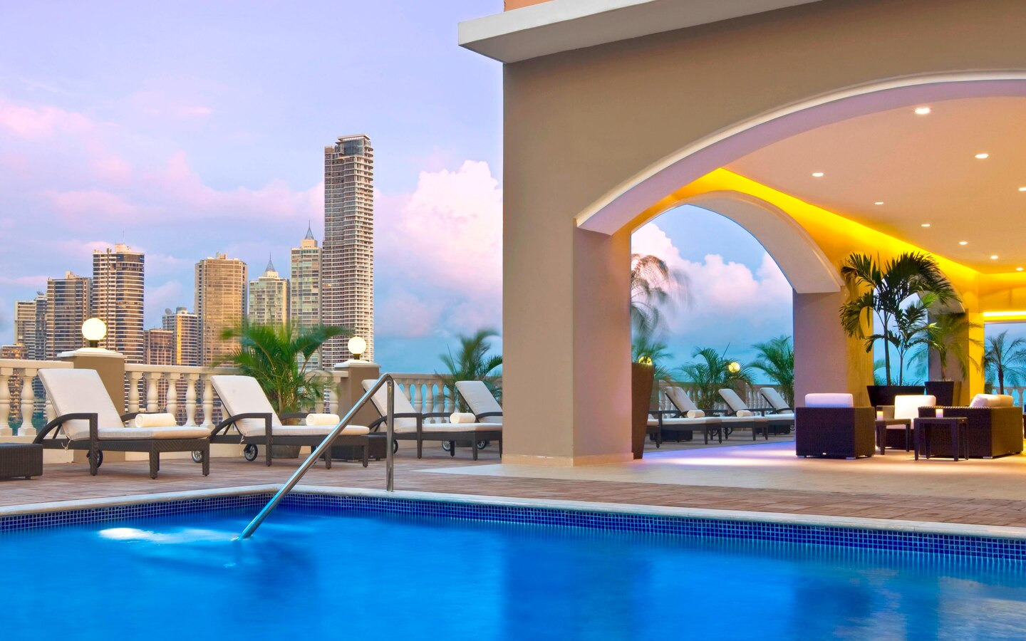 Le Méridien Panama contemporary hotel with modern design near the city waterfront.