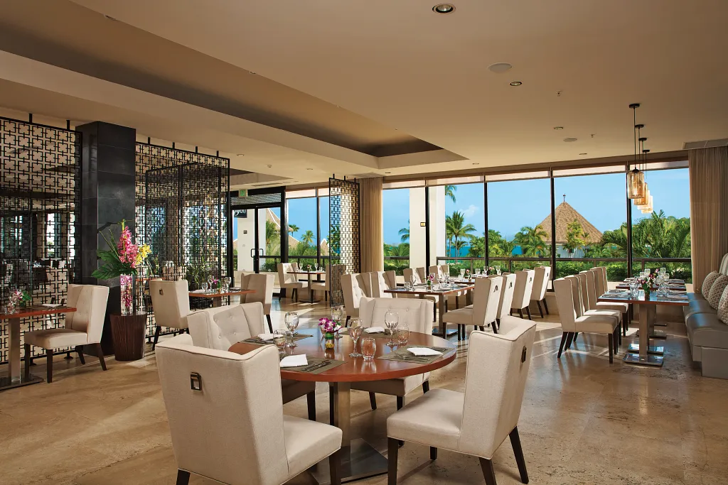 Market Café at Dreams Playa Bonita Panama featuring a spacious dining room, modern décor, and buffet-style international cuisine with garden views.